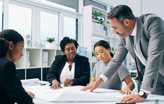 Manager e team di una PMI discutono strategie aziendali e benefit per dipendenti, evidenziando l'importanza dei fringe benefit per attrarre talenti e ottimizzare il risparmio fiscale