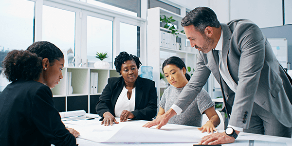 Manager e team di una PMI discutono strategie aziendali e benefit per dipendenti, evidenziando l'importanza dei fringe benefit per attrarre talenti e ottimizzare il risparmio fiscale