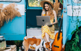 forza lavoro di un'azienda sceglie di vivere come nomade digitale supportata da gift card digitali