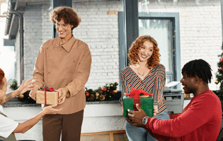 Dipendenti Ricevono come premio a fine anno Fringe Benefit Card, per Natale